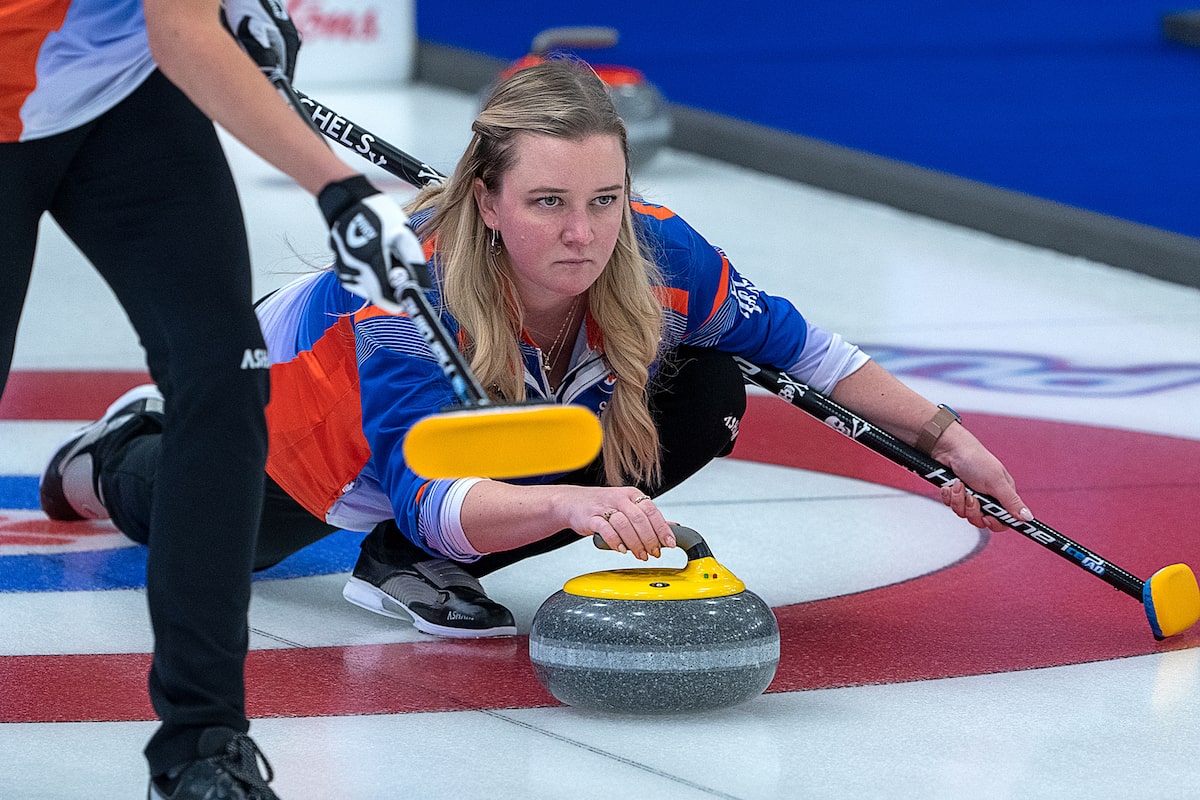 Carey reste silencieux après le départ de Burgess, l'entraîneur Howard confirme que l'équipe a été dissoute