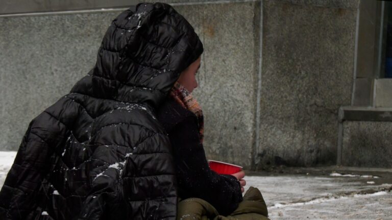 « C'est un excellent moyen d'accélérer une mort prématurée » : la station de chauffage d'urgence de Montréal ferme ses portes alors que la ville déclare qu'il ne fait pas assez froid pour rester ouverte