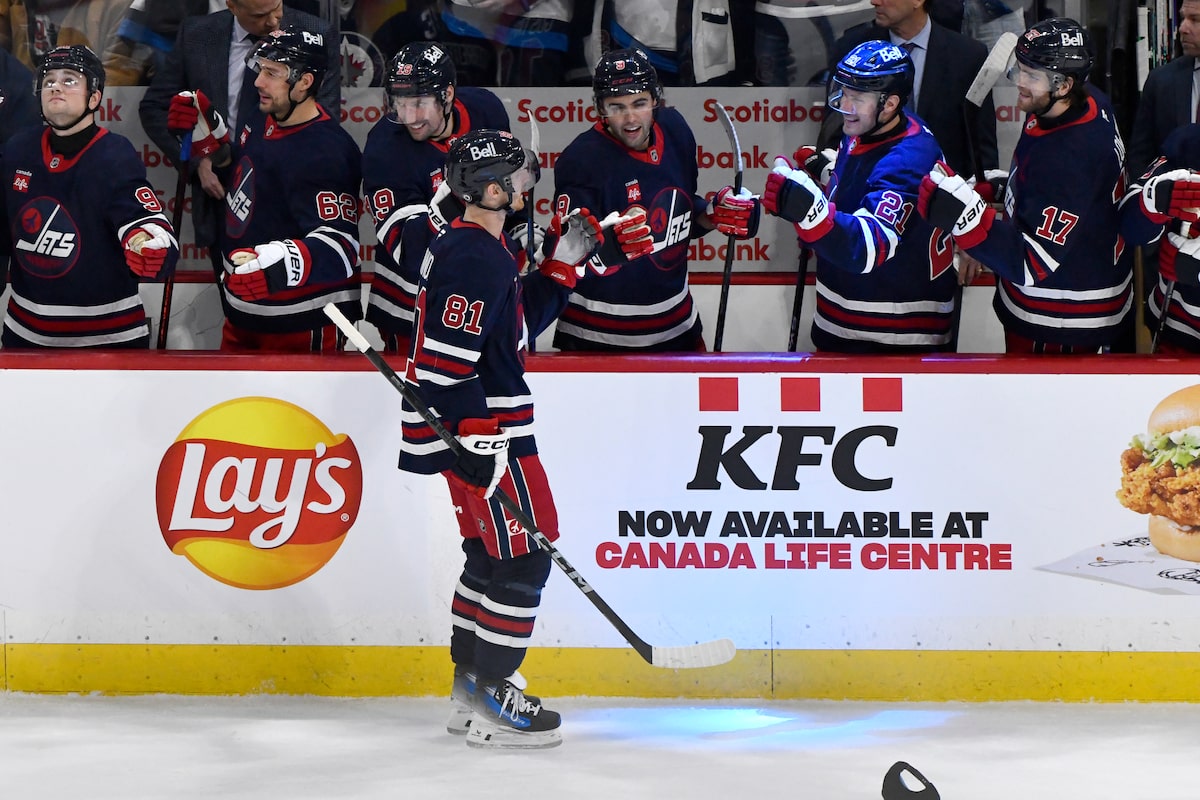 Connor ne perd pas de temps et réussit un sixième tour du chapeau en carrière alors que les Jets battent les Canucks 6-1