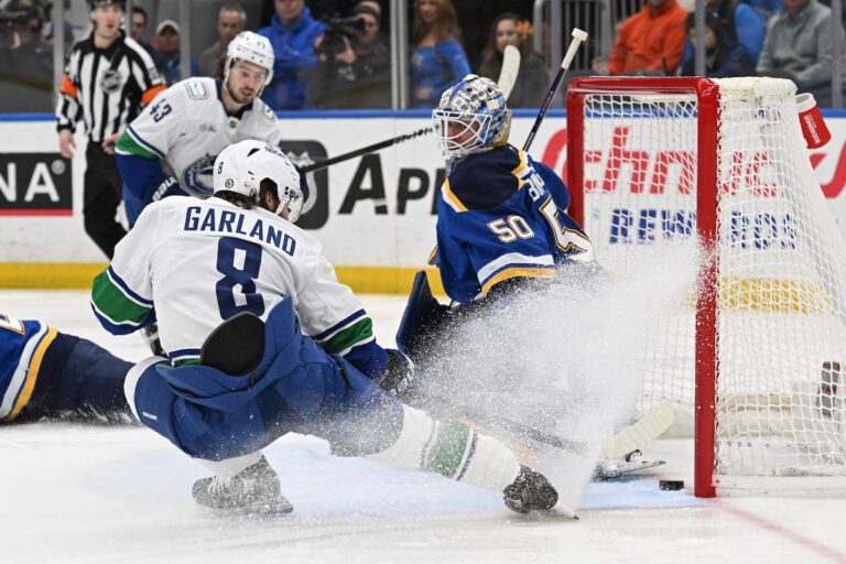 Conor Garland marque deux fois pour aider les Canucks à battre les blues 5-2