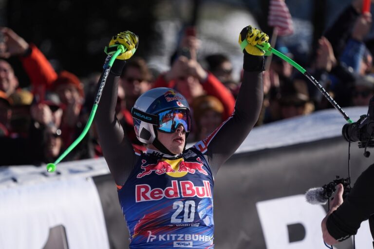 Crawford gagne et Alexander est 3e en descente en Coupe du monde alors que l'équipe canadienne impressionne à Kitzbuehel