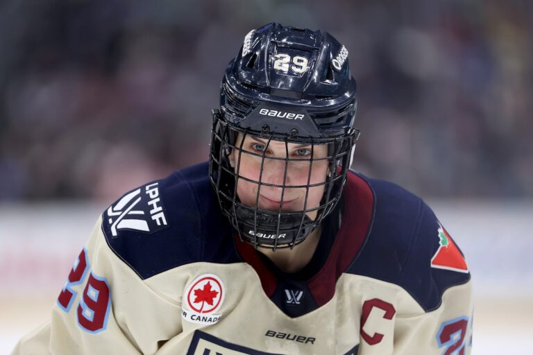De grandes foules lors de la tournée de la PWHL sont « un privilège » pour la star de Montréal Victoire, Poulin