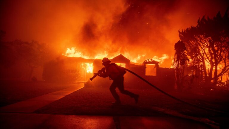 Deux avions québécois et leurs équipages aident à lutter contre les incendies de forêt dévastateurs de Los Angeles