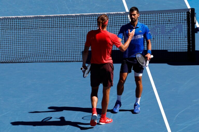 Djokovic, blessé, quitte le match à mi-match et s'en va sous les huées, plaçant Zverev en finale de l'Open d'Australie
