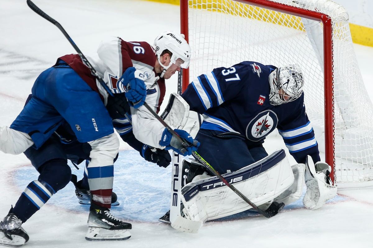 Hellebuyck aide les Jets à vaincre l'Avalanche 3-0