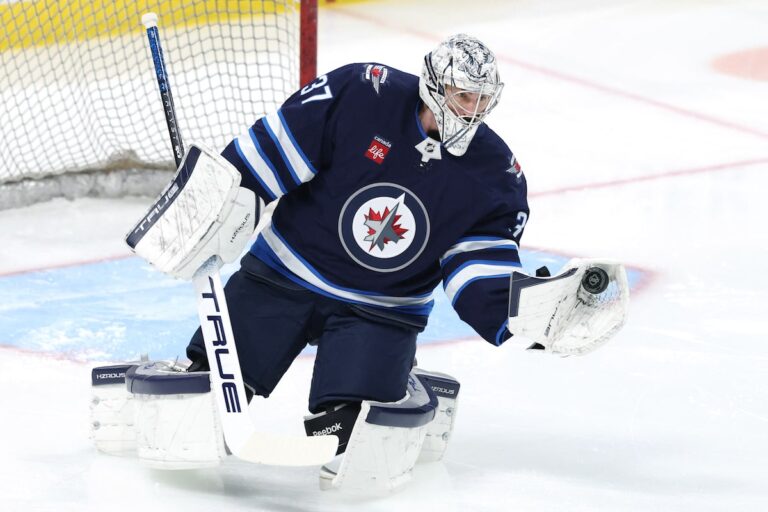 Hellebuyck, ému, partage le cap des 300 victoires avec ses fans et ses coéquipiers