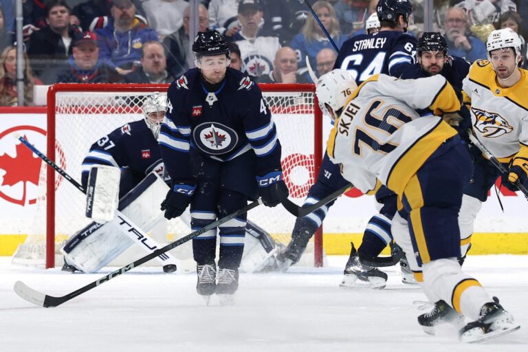 Hellebuyck remporte sa 300e victoire alors que les Jets battent les Predators 5-2
