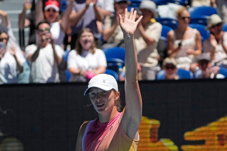 Iga Swiatek se lance dans un match de troisième tour contre Emma Raducanu à l'Open d'Australie