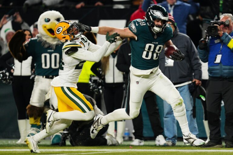 Jalen Hurts lance deux passes TD et Dallas Goedert lance trois bras raides pour mener les Eagles devant les Packers 22-10
