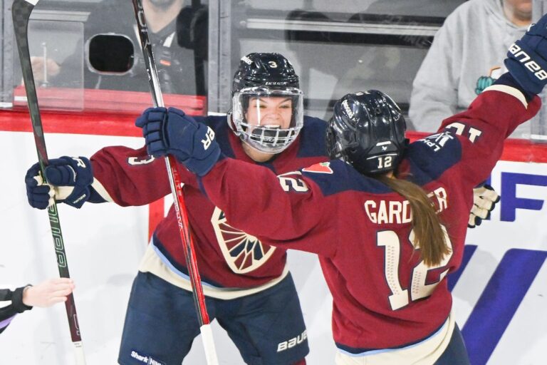 Jennifer Gardiner et Rylind MacKinnon de la Colombie-Britannique à domicile lors d'un match sur site neutre de la PWHL à Vancouver