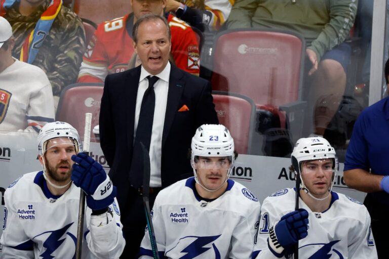 Jon Cooper tente de garder un œil sur Équipe Canada au milieu du chaos de la saison de la LNH