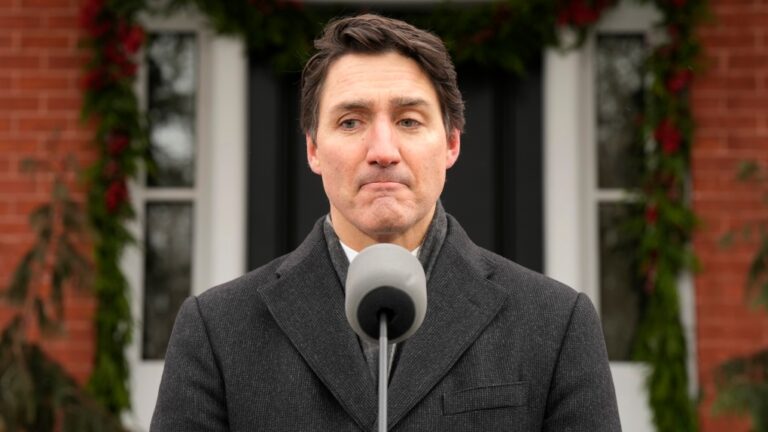Justin Trudeau quitte son poste de chef libéral pour rester premier ministre pour le moment
