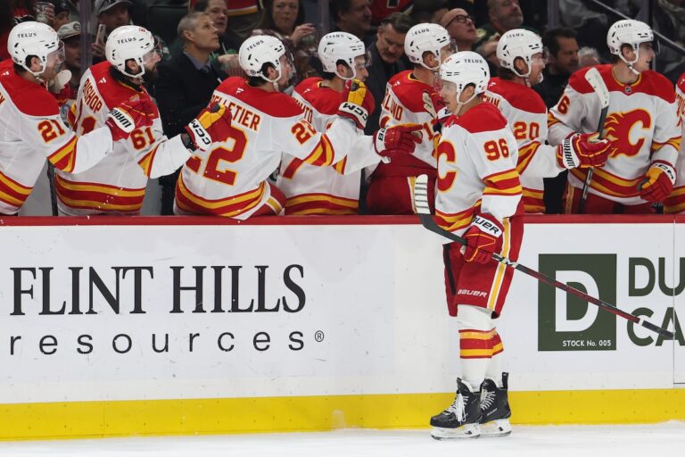 Kuzmenko marque deux fois alors que les Flames repoussent Wild pour une victoire de 5-4