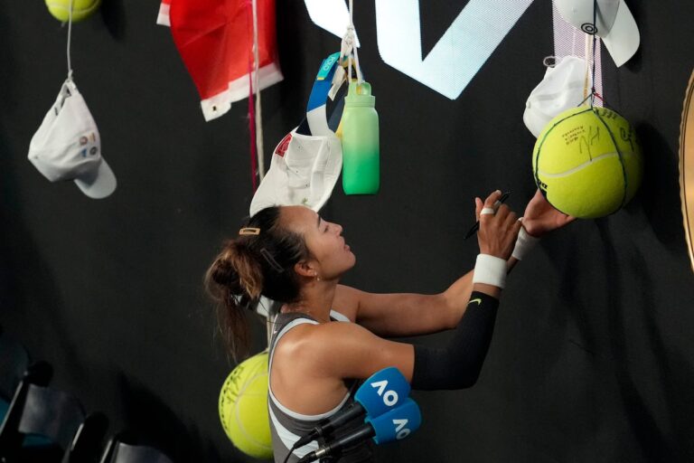 La championne olympique Zheng Qinwen lance sa candidature pour une autre finale lors d'un premier jour pluvieux