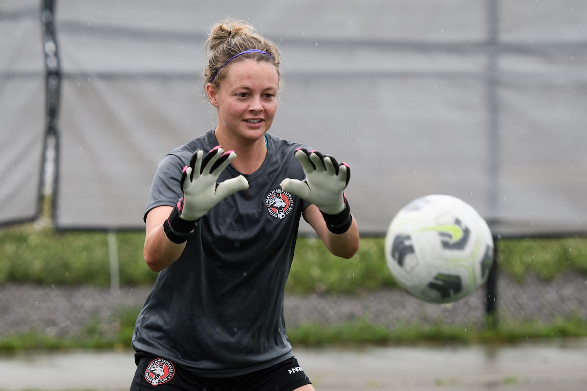 La gardienne du Rapid d'Ottawa, Mollie Eriksson, combine des études de doctorat avec une carrière dans la Super League du Nord