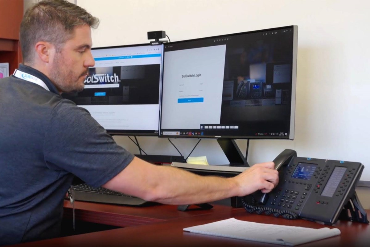 La plate-forme de communication SolSwitch de Sunwire permet aux entreprises de parler… et d'envoyer des SMS… et de discuter…