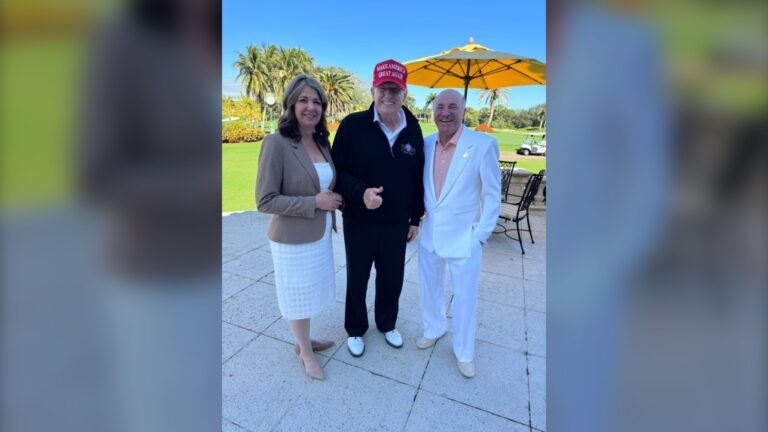 La première ministre de l'Alberta, Danielle Smith, rencontre Trump lors d'une visite impromptue à Mar-a-Lago
