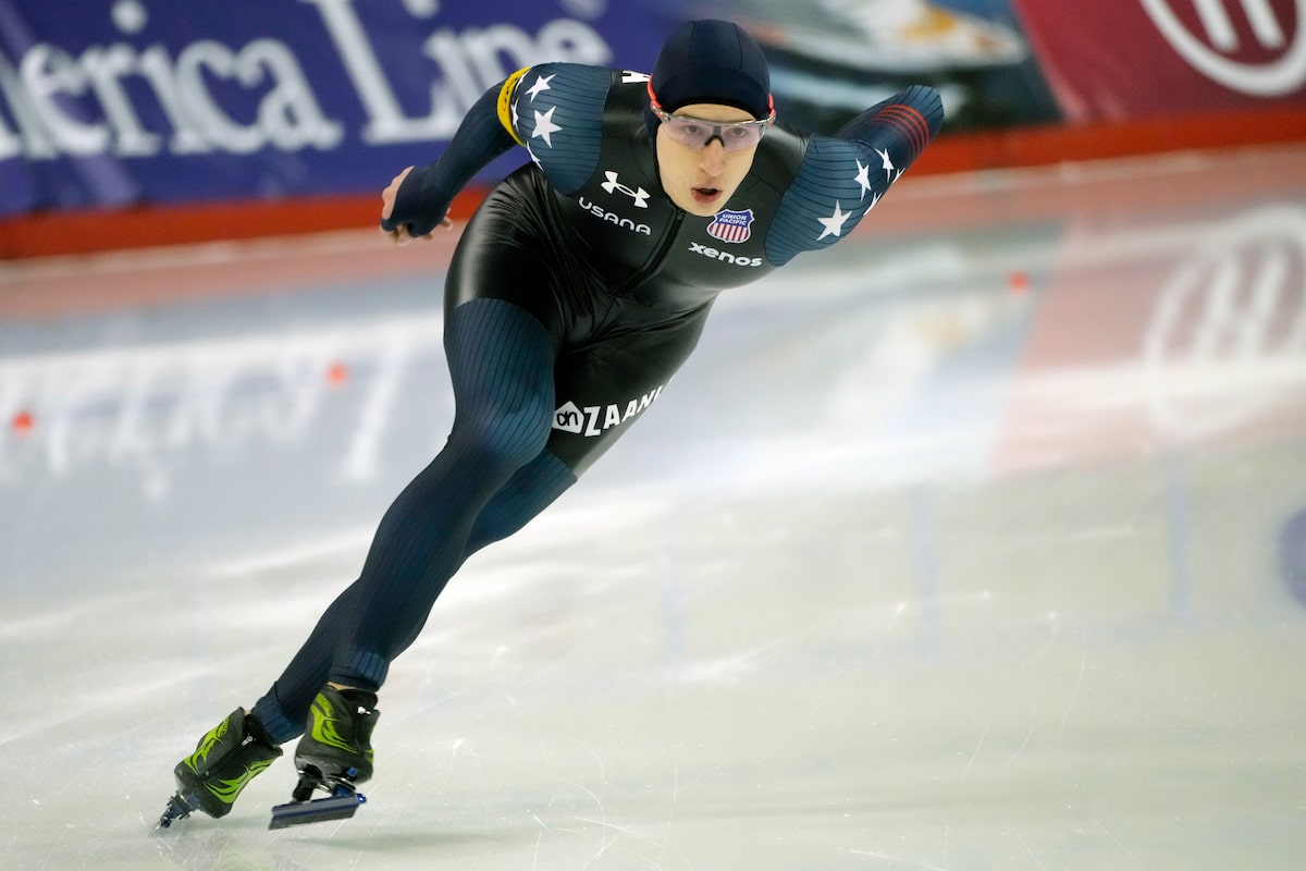 La star américaine du patinage de vitesse Jordan Stolz continue de dominer et remporte le 1 500 mètres à Calgary