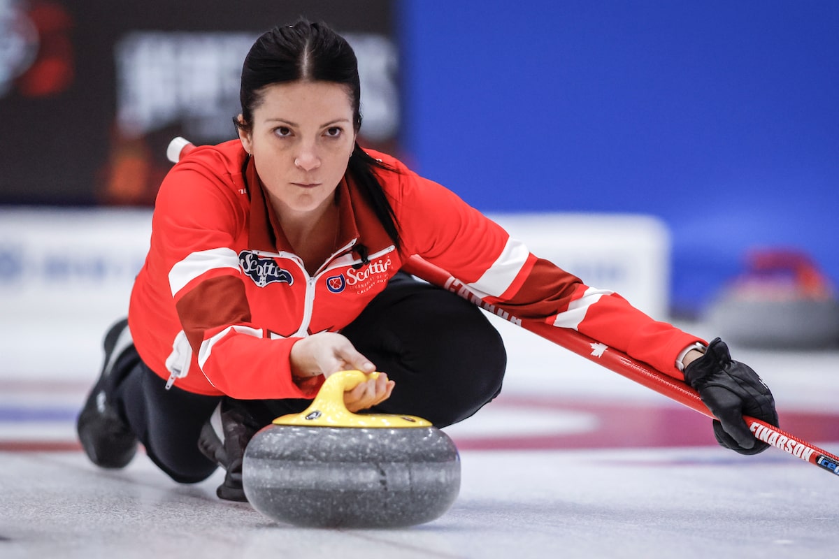 Lauren Lénentine apprenant de grands sauts alors qu'elle se prépare à être l'équipe Einarson cinquième