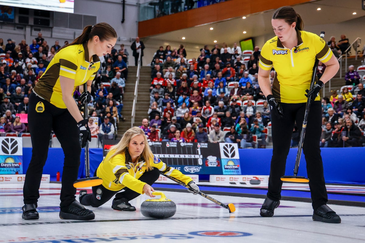 Lauren Léninen servir en alternative à l'équipe Kerri Einarson à Scotties