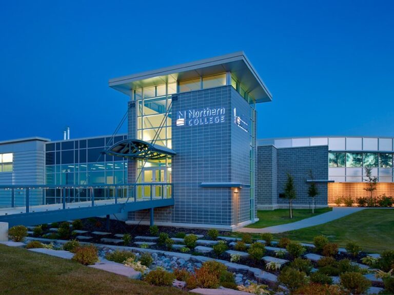 Le Northern College réduit son personnel et accuse le gouvernement fédéral de changer les étudiants internationaux