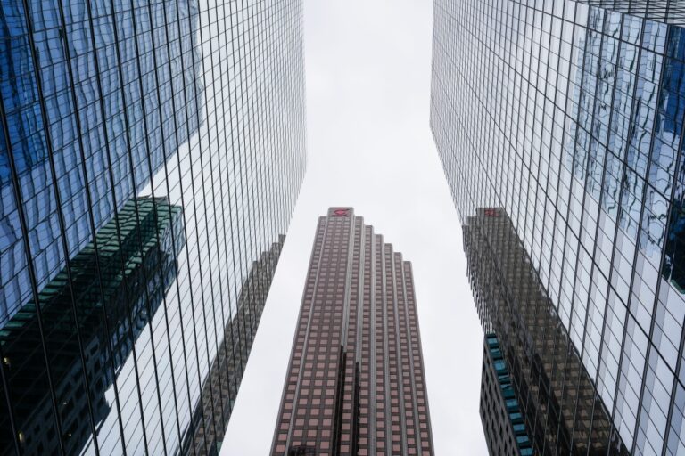 Le PDG de la banque s'inquiète d'une évolution vers l'incertitude politique alors que les risques hypothécaires s'atténuent