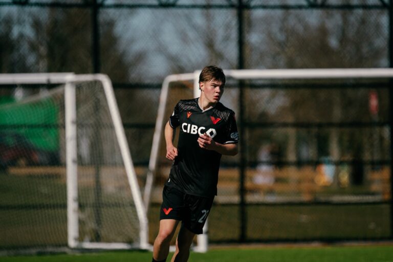 Le Vancouver FC vend le milieu de terrain de 16 ans Grady McDonnell au club belge Brugge
