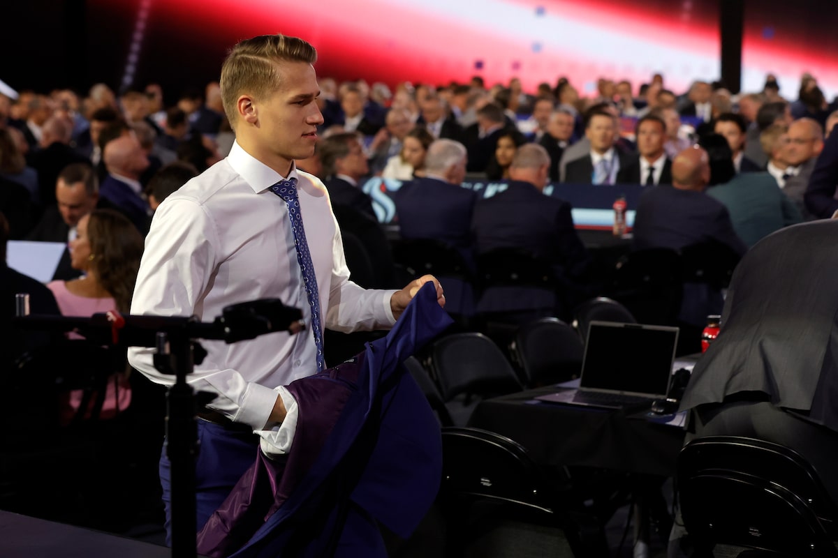 Le directeur général des Canadiens Hughes ne regrette pas d'avoir visité un espoir en Russie malgré les réactions négatives