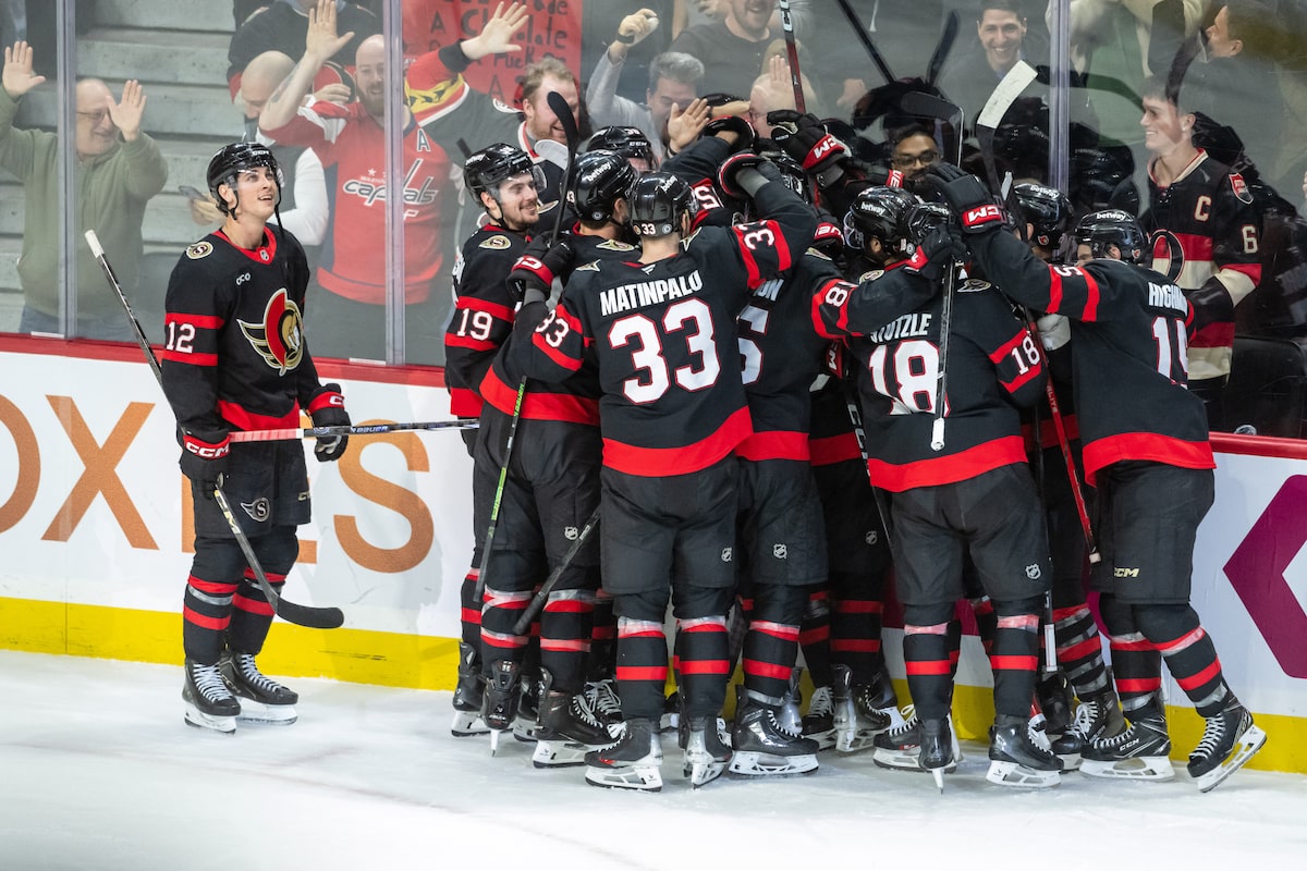 Le garçon d'anniversaire Thomas Chabot célèbre avec le vainqueur en prolongation pour les sénateurs