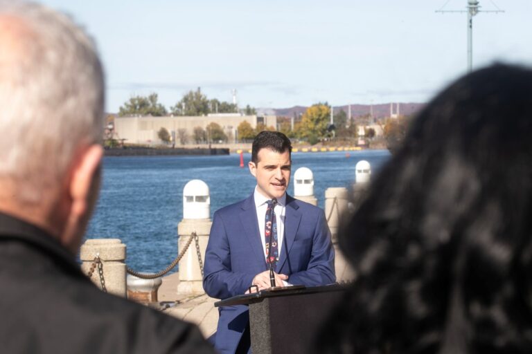 Le maire de Sault pousse l’aciérie à réduire le projet du port d’Algoma
