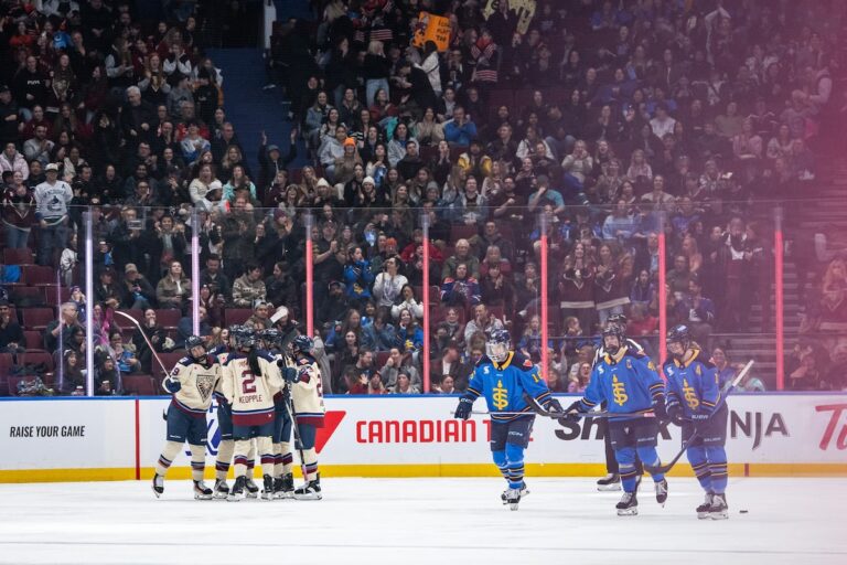 Le site neutre de PWHL, Takeover Tour, attire l'attention et scande "Nous voulons une équipe" alors que l'expansion se profile