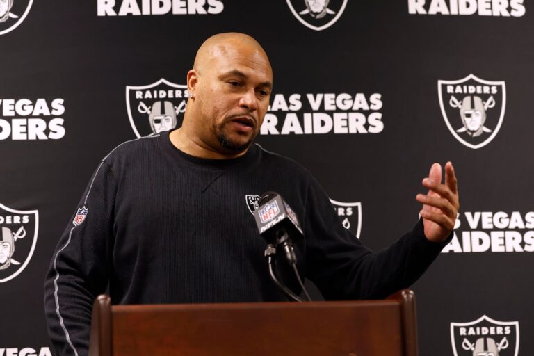 L'entraîneur des Raiders, Antonio Pierce, après avoir obtenu une fiche de 4-13 en une seule saison complète