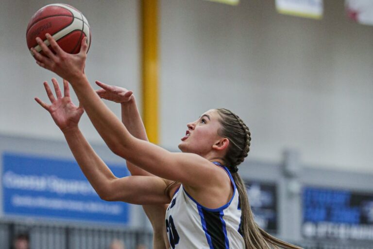 L’équipe collégiale de basket-ball de la Colombie-Britannique sautera des matchs en raison de mauvais traitements présumés envers un coéquipier transgenre