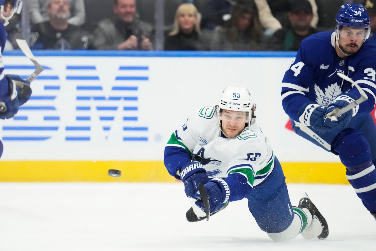 Les Canucks surmontent les problèmes de voyage pour vaincre les Maple Leafs 3-0
