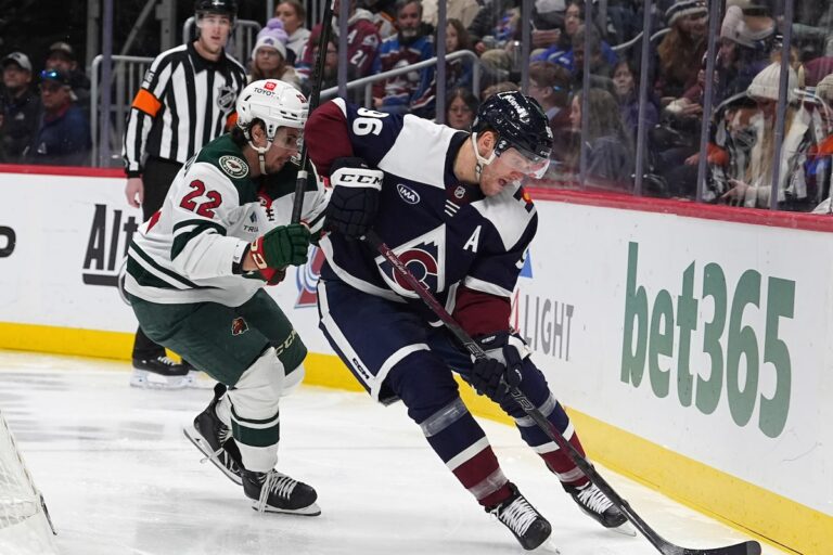 Les Hurricanes acquièrent Rantanen d'Avs et Hall des Blackhawks dans le cadre d'un échange à trois équipes