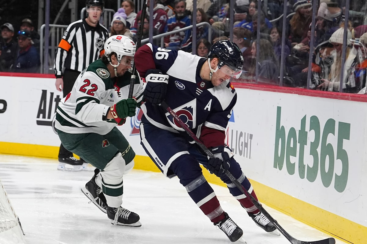 Les Hurricanes acquièrent Rantanen d'Avs et Hall des Blackhawks dans le cadre d'un échange à trois équipes