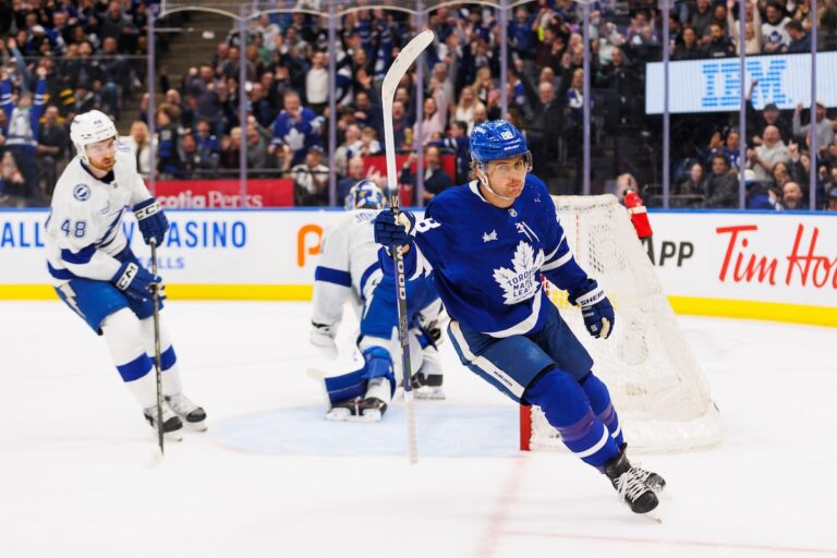 Les Leafs battent le Lightning 5-3 alors que Knies en marque une paire