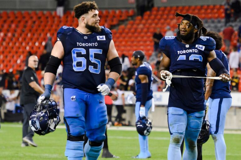 Les Redblacks renouvellent le contrat du vétéran joueur de ligne offensive Bladek pour une prolongation d'un an