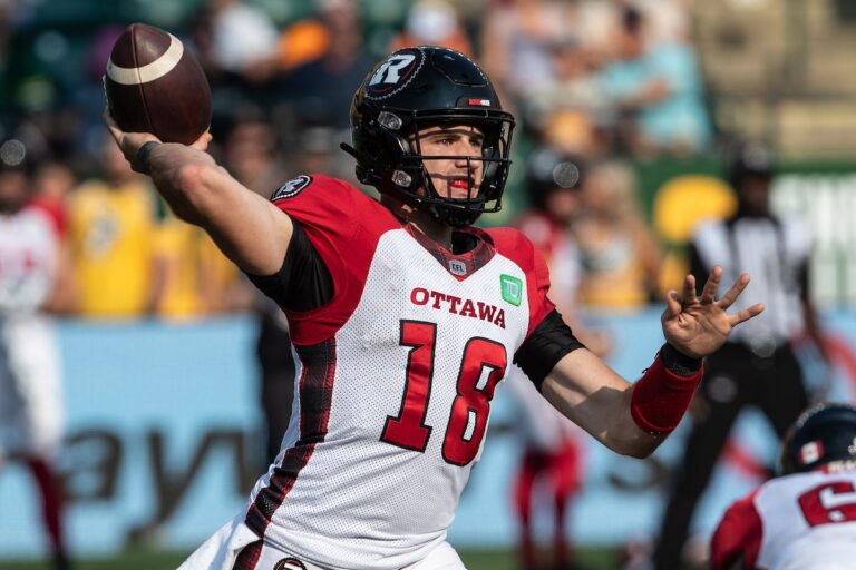 Les Redblacks signent le quart-arrière américain Dustin Crum pour une prolongation de contrat d'un an