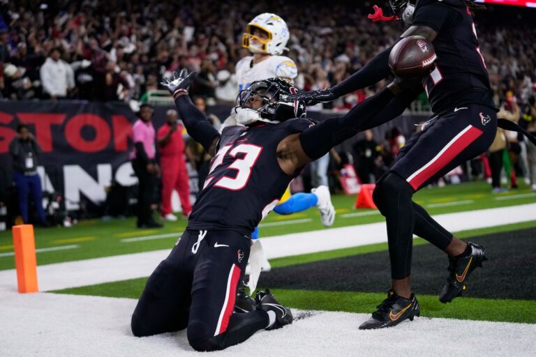 Les Texans interceptent Herbert quatre fois, un sommet en carrière lors d'une victoire 32-12 contre les Chargers en séries éliminatoires avec joker.