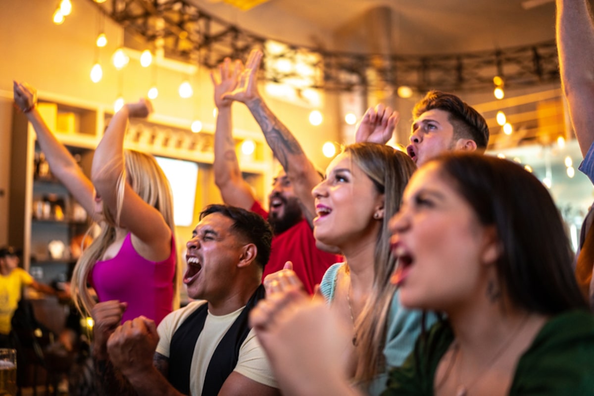 Les bars sportifs locaux offrent un avant-goût de chez eux aux fans du monde entier
