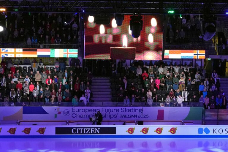 Les championnats européens de patinage artistique se poursuivent, éclipsé par une collision mortelle en plein air aux États-Unis