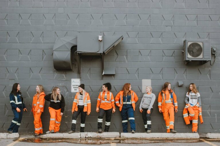Les femmes dans les métiers : un fabricant de vêtements de travail signe un important accord de partenariat de vente au détail