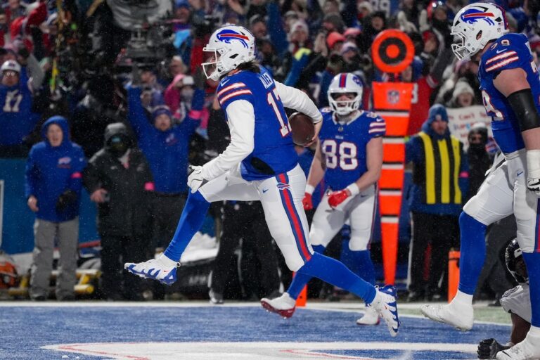 Les partisans inconditionnels des Buffalo Bills du Canada envahissent les bars et les cours pour un match éliminatoire qui pourrait entrer dans l'histoire du Super Bowl