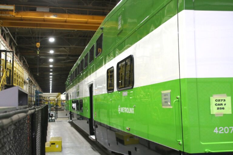 Les rénovations de l'usine de North Bay sont des voitures de transit fabriquées à Thunder Bay