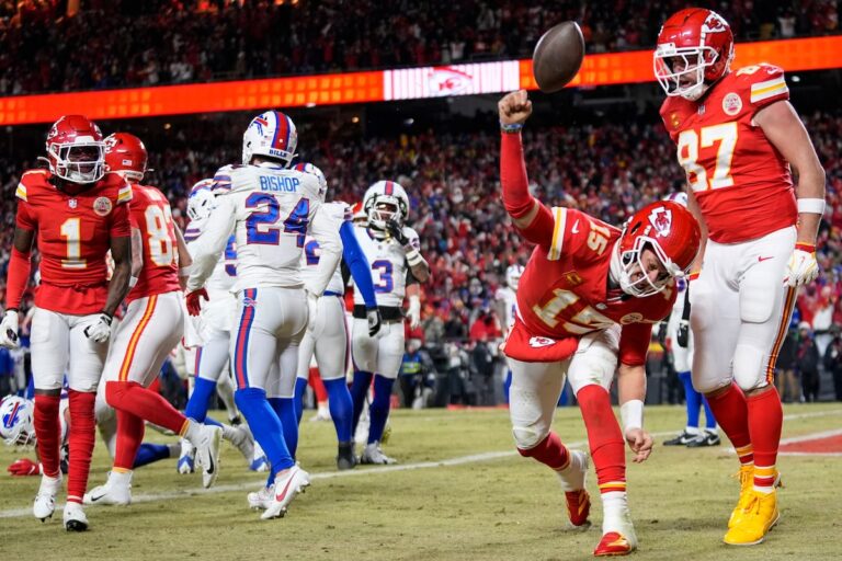 Mahomes et Kansas City affronteront Hurts, Barkley et les Eagles en quête d'un troisième titre consécutif au Super Bowl