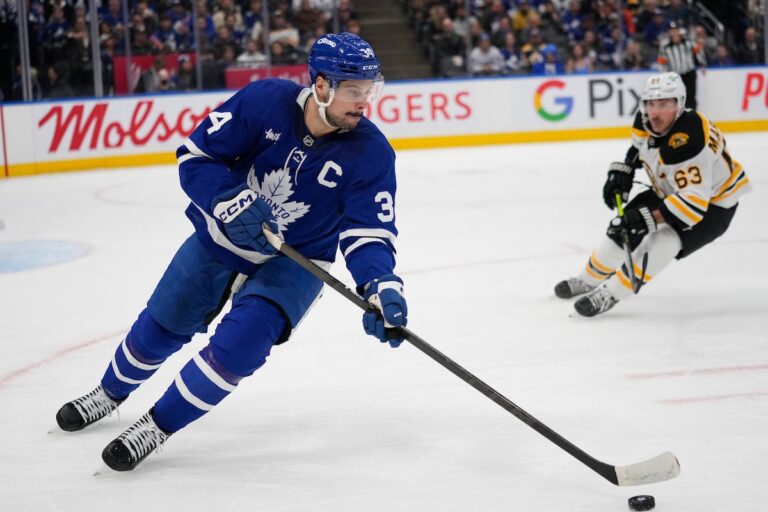 Matthew Knies réussit un tour du chapeau alors que les Maple Leafs de Toronto battent les Bruins de Boston 6-4
