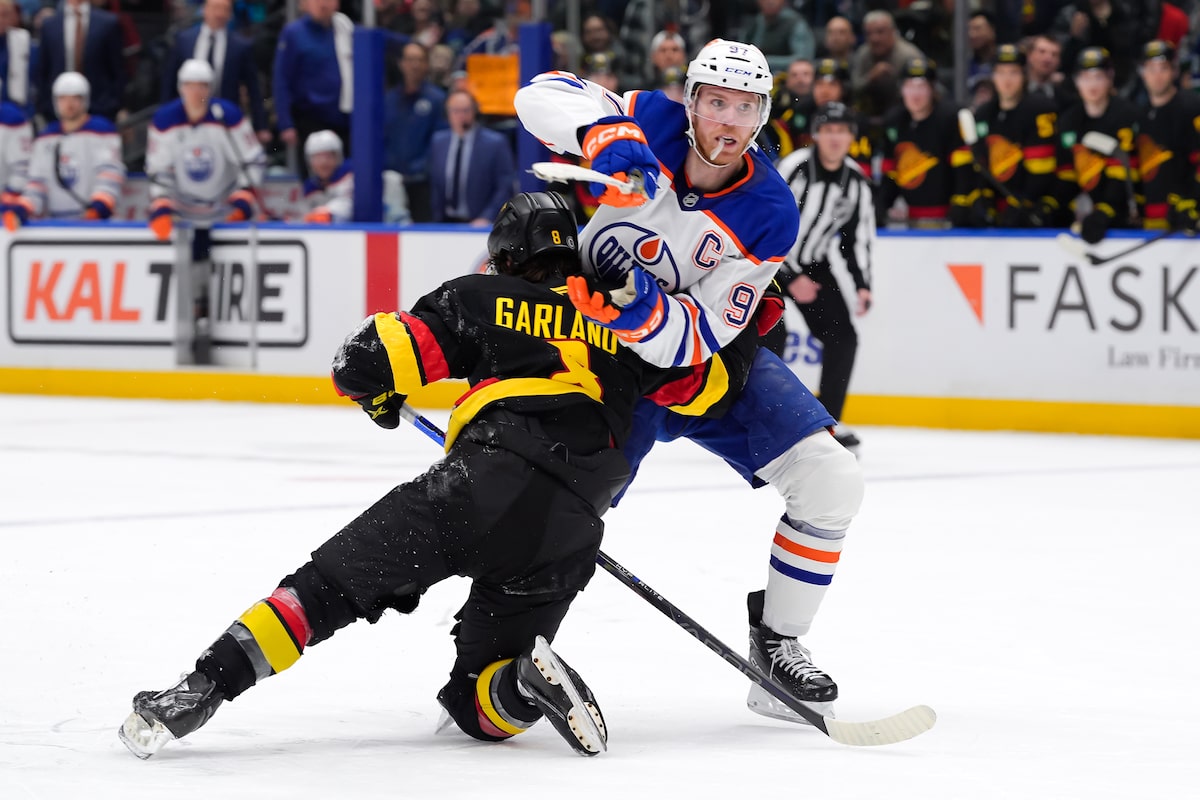 McDavid a suspendu trois matchs pour avoir contre-vérifié Conor Garland de Vancouver à la tête