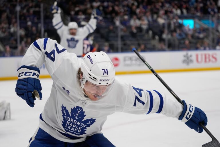 McMann et Woll mènent les Maple Leafs à une victoire de 2-1 contre les Islanders