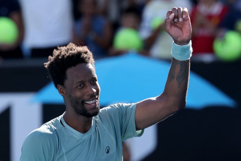 Monfils bat Mpetshi Perricard lors d'un match de premier tour de l'Open d'Australie pour tous les âges